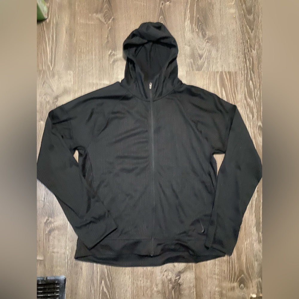 Men’s Nike yoga sip up men’s size medium very comfy true to size amazing fit.